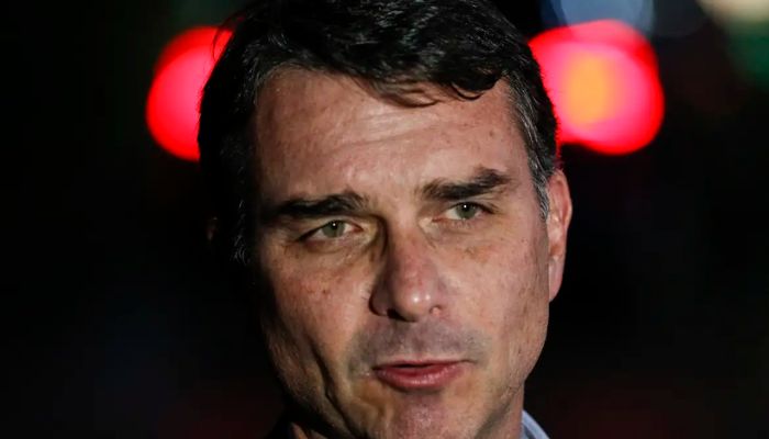  Flávio Bolsonaro admite cobrança a Vorcaro, mas nega crime 